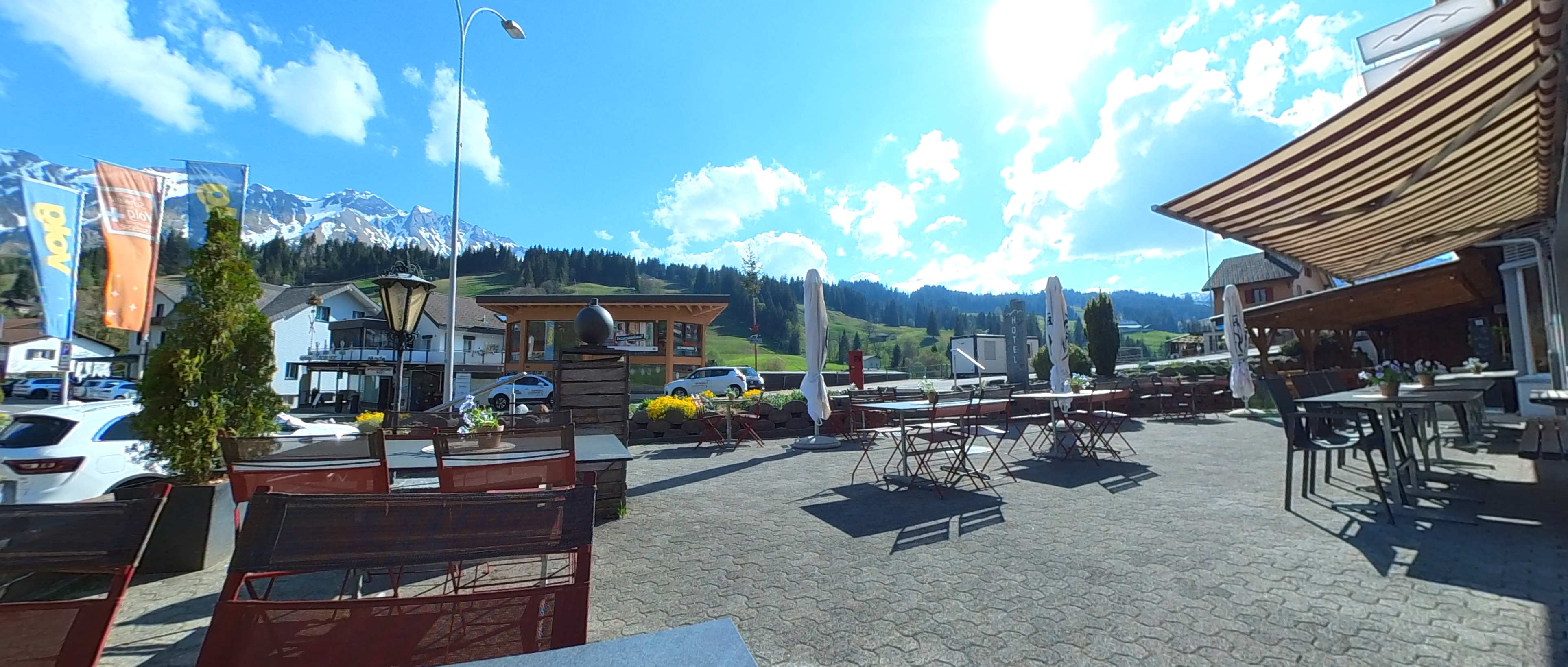 Panoramablick von der Terrasse auf Brienzer Rothorn und Schrattenfluh