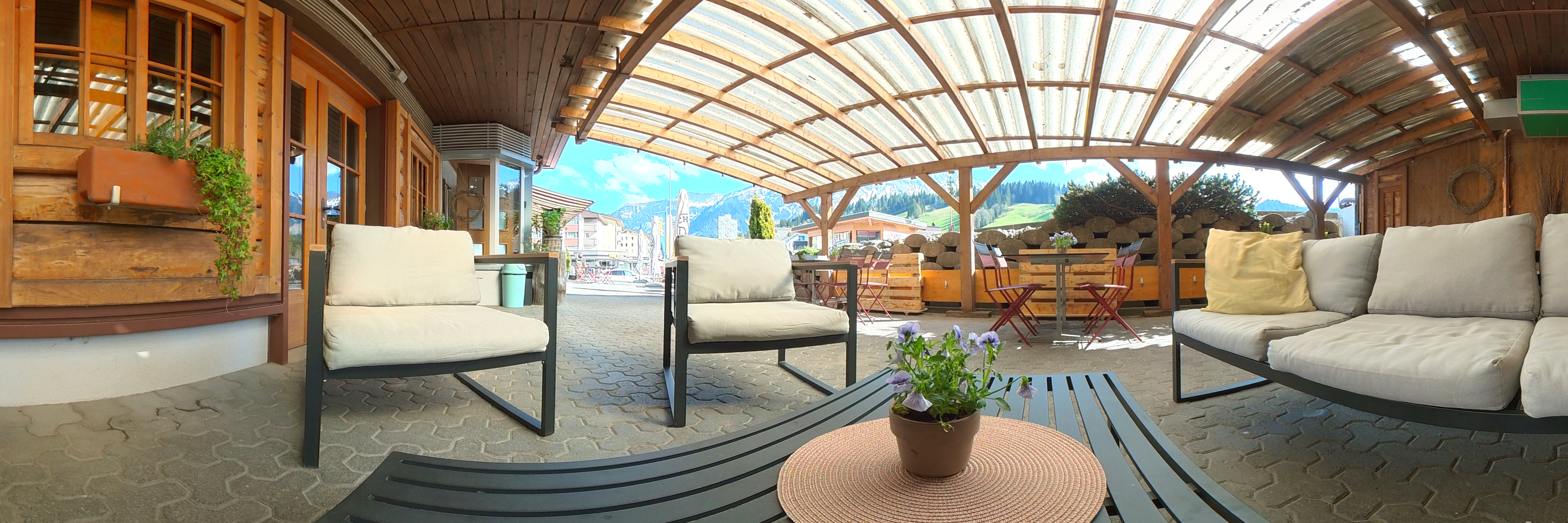 Gemütliche Lounge mit Holzdetails